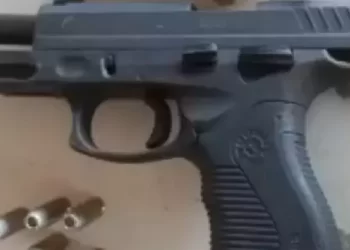 Pistola Taurus ponto 40 foi furtada da casa de um policial da Força Nacional, enquanto ele dormia, e recuperada pela PM nesta sexta-feira (19) (Reprodução / Site Folha do Progresso)