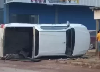 Populares curiosos com o capotamento da Hilux furtada de chácara em Novo Progresso (Reprodução / Site Folha do Progresso