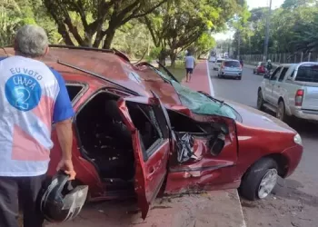 Carro roubado pelos criminosos. (Reprodução/ Redes sociais)