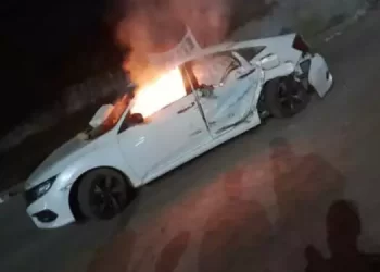 Carro incendiado. (Reprodução/ Redes sociais