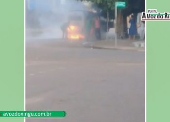 VÍDEO: Carro pega fogo no meio da rua, em Altamira/PA