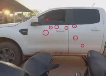 Carro de ex-prefeito foi alvo de tiros — Foto: Redes sociais