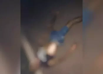 Imagens que circulam nas redes sociais mostram que a vítima ficou bastante ferida, principalmente na área do rosto (Reprodução / Redes Sociais)