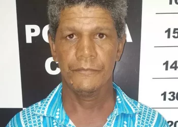Policiais civis de Rurópolis prenderam Paulo Cortes, 48 anos, que é acusado de dois homicídios. A detenção dele ocorreu na quinta-feira (4), por volta das 18 horas, na entrada da “Invasão do Rodeio” (Divulgação/Polícia Civil)