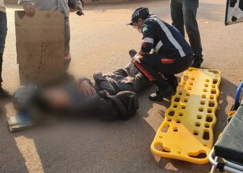 Vítima sendo atendida por socorristas do SAMU. Foto: Weslen Reis/Plantão