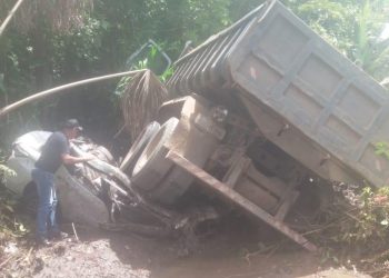 Caçamba esmagou carro enquanto veículos transitavam na estrada (Via WhatsApp)