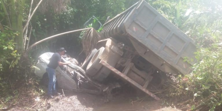 Caçamba esmagou carro enquanto veículos transitavam na estrada (Via WhatsApp)