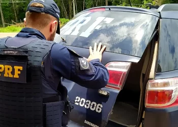 Mulher com mandado de prisão em aberto é detida durante fiscalização da PRF em ônibus que seguia para Goiânia — Foto: PRF