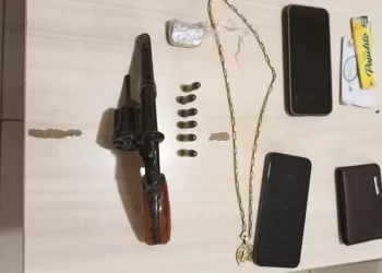 Itens foram apreendidos com dupla presa suspeita de roubo em Marabá — Foto: PM/Reprodução