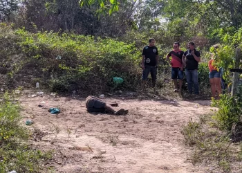 Corpo encontrado por populares em terreno no bairro Esperança apresentava ferimentos na cabeça e no braço — Foto: Dominique Cavaleiro / g1