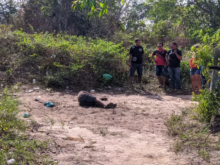 Corpo encontrado por populares em terreno no bairro Esperança apresentava ferimentos na cabeça e no braço — Foto: Dominique Cavaleiro / g1