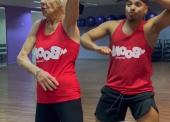 Influenciadora de 80 anos viraliza ao interpretar sucesso de banda paraense