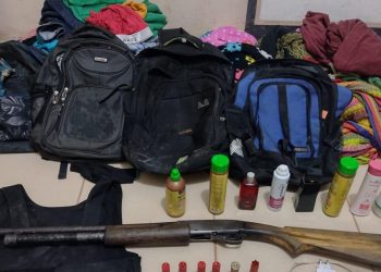 A PM fez uma inspeção no local e encontrou uma espingarda calibre 12; seis munições calibre 12, sendo que quatro estavam intactas, uma deflagrada e outra ‘picotada’; mochila contendo roupas e redes - provavelmente usadas para acampar -; perfumes, shampoos e hidratantes; colete balístico; e um celular. (Reprodução / Polícia Militar)