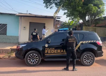 A suspeita foi levada a delegacia de Santarém para prestar depoimento — Foto: PF/Divulgação