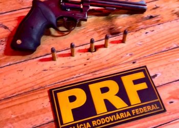 A equipe abordou uma motocicleta e identificou que o motorista portava o armamento na cintura.