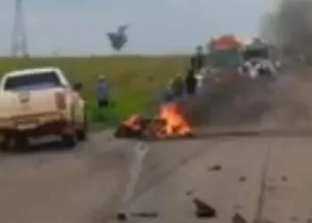 O que restou dos veículos também foi removido para a unidade de polícia. (Reprodução/ Debate Carajás)