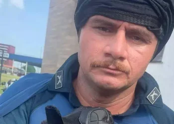 Cabo Pardal, que ficou conhecido pelo "olhar pilhadão", foi ferido perto do abdômen, mas foi protegido pelo colete, ficando apenas com a marca (Reprodução / Redes Sociais)