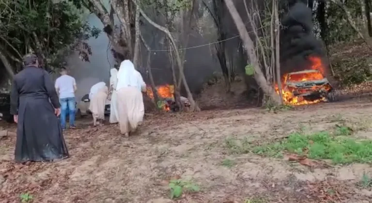 Quatro carros de religiosos são incendiados no Pará. — Foto: Reprodução / TV Liberal