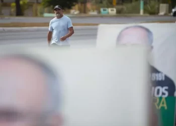 Candidatos têm até às 22h de hoje para fazer campanha eleitoral nas ruas