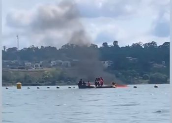 Embarcação pega fogo no rio Xingu, próximo a orla de Altamira, no Pará