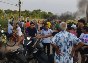 Moradores protestam e bloqueiam via em Porto de Moz após ficarem sem energia durante 5 dias — Foto: Reprodução