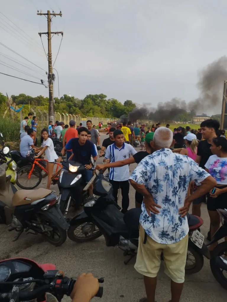 Moradores protestam e bloqueiam via em Porto de Moz após ficarem sem energia durante 5 dias — Foto: Reprodução