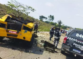 Assalto aconteceu na manhã desta segunda-feira, 3. Pouco restou do carro-forte, que foi explodido pelos assaltantes. (Reprodução / Redes Sociais)
