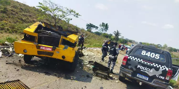 Assalto aconteceu na manhã desta segunda-feira, 3. Pouco restou do carro-forte, que foi explodido pelos assaltantes. (Reprodução / Redes Sociais)