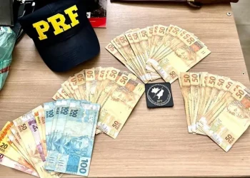 Foram apreendidos mais de R$ 3 mil em espécie, além de materiais de campanha. — Foto: Ascom/PRF/PA