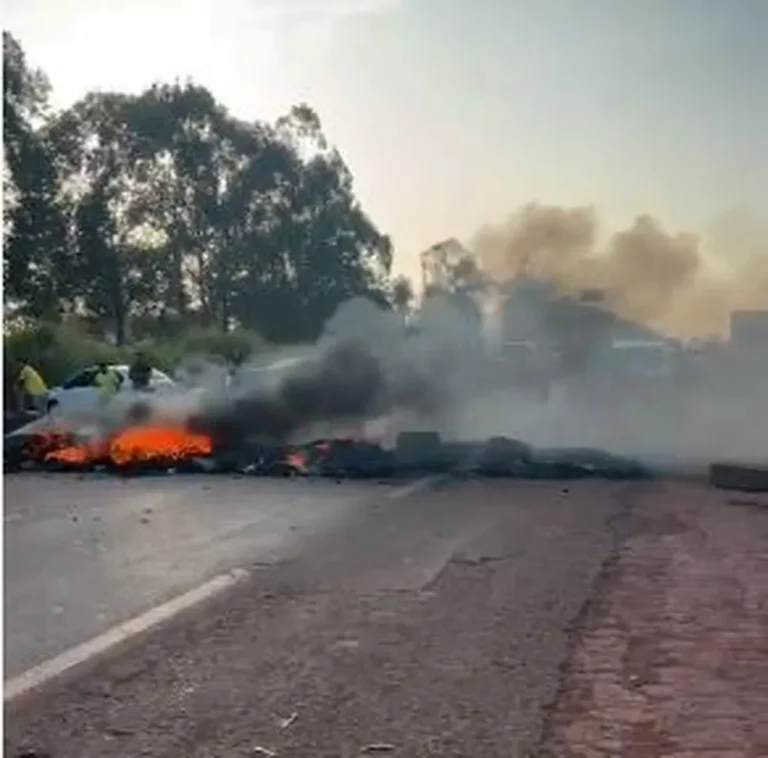 Manifestantes bloqueiam BR-010 em Dom Eliseu no Pará em protesto contra resultado das eleições — Foto: Reprodução