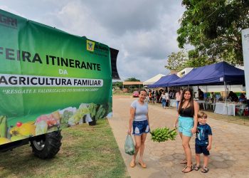 Renilda Milanque que mora no bairro onde aconteceu a feira, aproveitou para fazer suas compras / Foto: Wilson Soares