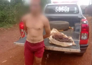 Douglas foi levado à Delegacia de Polícia Civil da cidade, junto com todos os materiais apreendidos, para realizar os devidos procedimentos (Reprodução / PM)