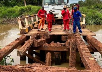 Equipe arrumando a ponte. Foto: Reprodução/Redes Sociais