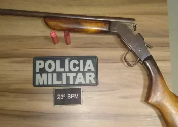 Com o suspeito, foi apreendida uma espingarda do tipo cartucheira com duas munições (Divulgação / PM)