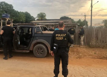 Agentes federais cumprem mandados contra grupo que atacou PRF em ponto de bloqueio na BR-163 — Foto: PF/Divulgação