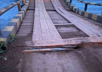 Ponte de madeira da BR-230 no Pará foi danificada após estrutura de ponte em construção desabar — Foto: TV Liberal/Reprodução