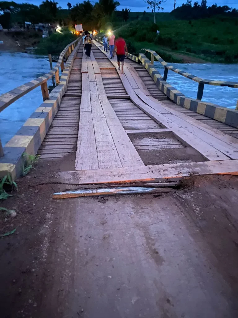 Ponte de madeira da BR-230 no Pará foi danificada após estrutura de ponte em construção desabar — Foto: TV Liberal/Reprodução