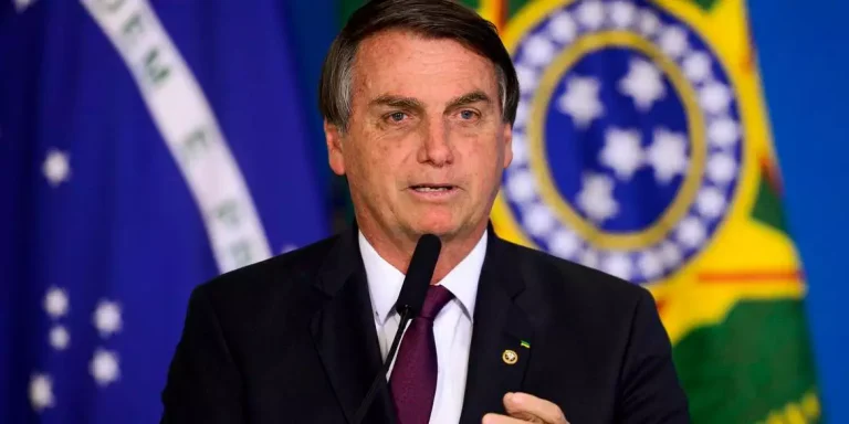 Bolsonaro participa de uma live em suas redes sociais nesta sexta-feira (Marcelo Camargo/Agência Brasil)