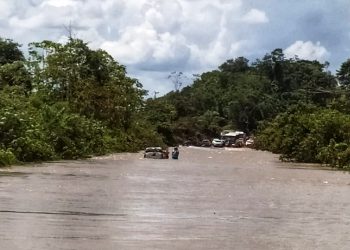Rio Uruará transborda na rodovia Transamazônica