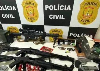 Junto dele, de acordo com a PCDF, foram apreendidos um fuzil, duas espingardas, revolveres, mais de 1 mil munições e artefatos explosivos (PCDF / Divulgação)