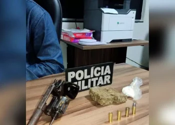 Com o suspeito baleado, a polícia localizou um revólver calibre .32 com quatros munições, sendo que uma delas estava intacta. A PM também achou 89,5 gramas de maconha e outra porção de 23,1g de cocaína o adolescente. (Reprodução / Correio de Carajás)