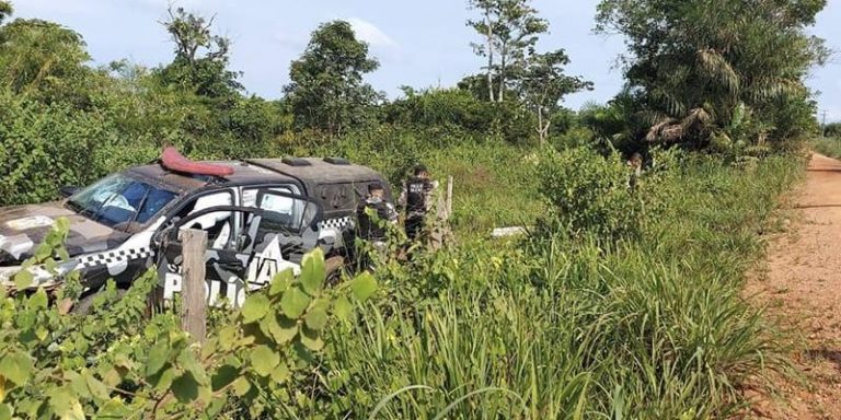 fonteUma viatura do Grupamento Tático Operacional da Polícia Militar capotou durante perseguição a um suspeito de assalto a uma loja de aparelhos celulares e eletrônicos. Os militares tiveram apenas escoriações (Divulgação/Correio de Carajás)