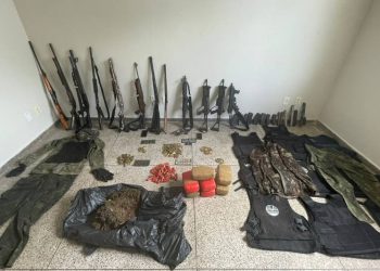 Armamentos, droga, uniformes e coletes apreendidos pela Polícia durante operação em Garrafão do Norte, nordeste do Pará