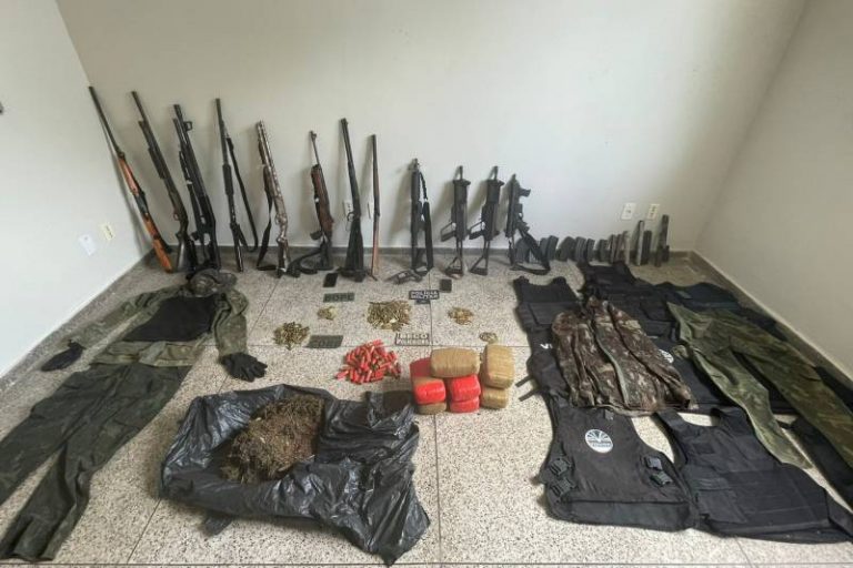 Armamentos, droga, uniformes e coletes apreendidos pela Polícia durante operação em Garrafão do Norte, nordeste do Pará