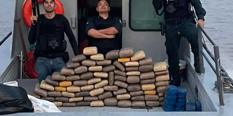 No Rio Amazonas, 135 kg de entorpecentes são apreendidos em embarcação (Polícia Militar/Divulgação)