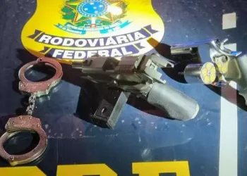 Condutor e passageiro de um caminhão foram presos em flagrante, durante a abordagem que ocorreu no quilômetro 120 da BR-230 (Divulgação / PRF)