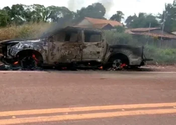 Carro sendo consumido pelas chamas na BR-163 em Santarém-Pa — Foto: Divulgação/Blog do Tabocal