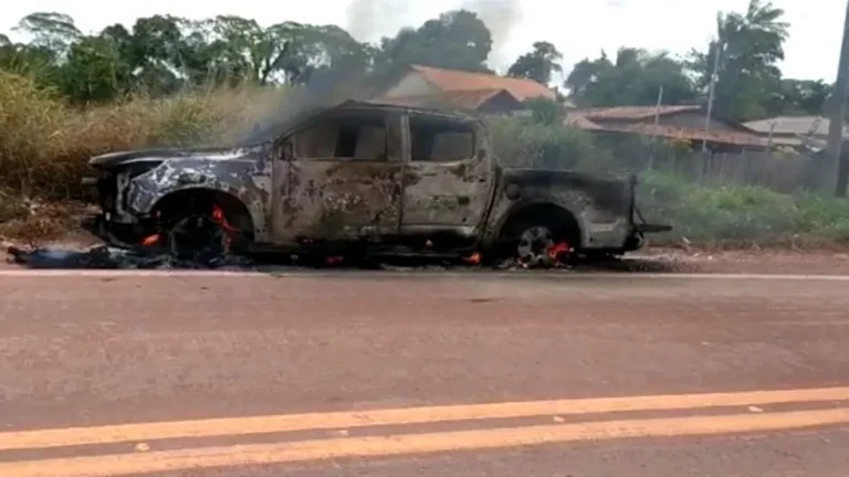 Carro sendo consumido pelas chamas na BR-163 em Santarém-Pa — Foto: Divulgação/Blog do Tabocal