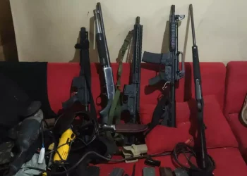 O forte armamento e ferramentas encontradas com os criminosos indicam que eles podem estar envolvidos em assaltos a bancos ou planejavam (Redes Sociais / Sem autoria identificada)