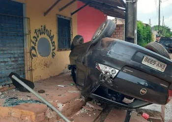 Motorista perde controle e capota veículo — Foto: Reprodução/Rede Saciais